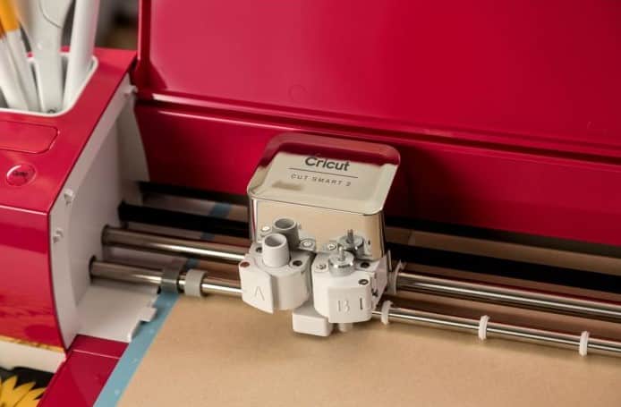 The Explore Air 2 has a double tool holder to cut and draw at the same time.